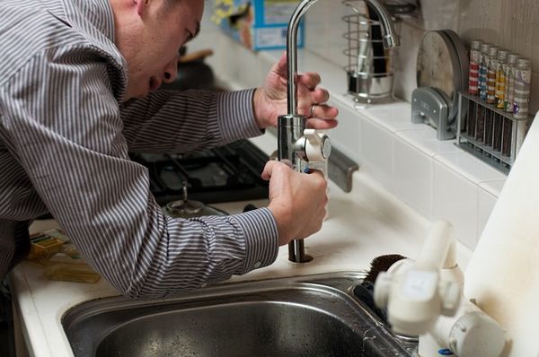 Instalación de fontanería en cuartos de baño y cocinas, asegurando conexiones seguras y eficientes.